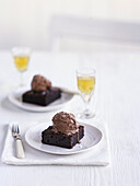 Brownies mit Malz und Meersalz serviert mit Schokoladeneis