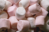 Weiße und rosafarbene Mini-Marshmallows (bildfüllend)