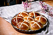 Traditionelle hausgemachte Hot Cross Buns zu Ostern