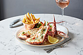 Lobster au gratin with chips served with rosé wine