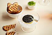 Beluga-Kaviar auf Eis serviert mit Waffeln