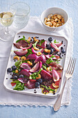 Beluga-Linsen-Salat mit gebackenen roten Zwiebeln, Heidelbeeren und Cashewkernen