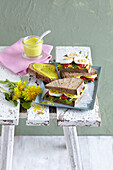 Löwenzahn-Sandwiches mit Ei, eingelegter Paprika und Sonnen-Mayo