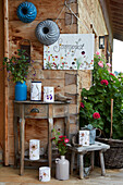 Ecke auf Terrasse mit Schild "Sommerfest", Blumen und Deko