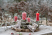 DIY-Adventskranz aus Ästen, mit kleinen Schlittschuhen aus Filz dekoriert