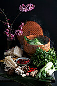 Zutaten für asiatische Gerichte aus dem Bambusdämpfer