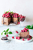 Schokoladenmousse-Torte mit Himbeeren