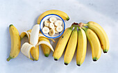 Bananen - ganz, halb geschält und in Scheiben