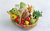 Korb mit gesunden Lebensmitteln: frisches Obst, Gemüse, Milch , Vollkornbrot, Reis und Eiern