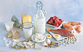 Eiweissreiche Lebensmittel: Milchprodukte, Fleisch, Fisch, Hülsenfrüchte, Eier und Tofu