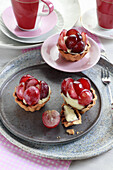 Tartlets with vanilla cream and grapes