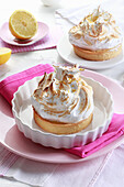 Mini tart with lemon filling and meringue