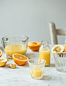 Frischgepresster Orangensaft mit Orangenhälften