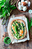 Bärlauchpizza mit Eiern und grünem Spargel