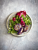 Salad mix with veggie patties made from red cabbage pomace