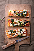 Vegan spelt pizza with cauliflower, chickpeas and spinach