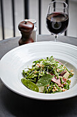 Salat mit Schinken, grünen Bohnen und Spinat