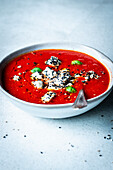 Einfache Tomaten-Paprika-Suppe mit Sesam-Feta
