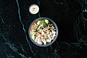 Gesunde Bowl mit Avocado, Meeresfrüchte und Quinoa zum Mitnehmen