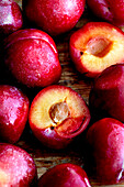 Red plums (close-up)