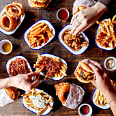Fast Food - Frittierte Zwiebelringe, Pommes, Burger und Nuggets