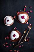 Monoportion Herzkuchen mit getrockneten Rosenblüten