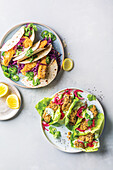 Tacos mit gebackenen Kokosnuss-Fischstäbchen und Fischstäbchen aus der Heißluftfritteuse in Salatblättern