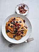Teffmehl-Blaubeer-Pancakes mit karamellisierten Pekannüssen