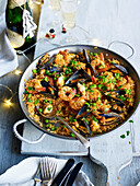 Paella mit Meeresfrüchten zu Weihnachten