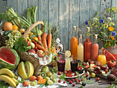 Stilleben mit Obst und Gemüse und mehreren Flaschen Obstsaft und Gemüsesaft