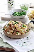 Tagliatelle with chicken, bacon and green peas