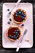Oatmeal tartlets with chocolate mousse and blueberries