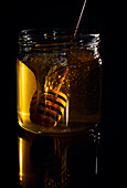 Glas Honig mit Honiglöffel