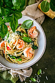 Spaghetti with prawns and spinach