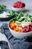 Winterbowl mit Kürbis, Rote-Bete-Couscous und Feldsalat