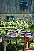 Tischdekoration im Freien vor einer Bauernhofkulisse