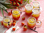 Zweischichtige Erdbeer-Ananas-Konfitüre