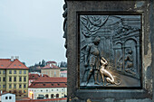 Relief mit König Wenzel unter der Statue des Hl. Johannes von Nepomuk auf der Karlsbrücke, Prag, Tschechien
