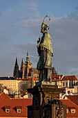 Heiliger Johannes von Nepomuk, Heiligenfigur auf der Karlsbrücke, Prag, Tschechien