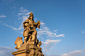 Hl. Ludmilla, Heiligenfigur auf der Karlsbrücke, Prag, Tschechien