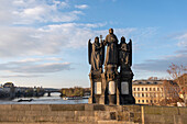 Hl. Franziskus Seraph und zwei Engelfiguren, Heiligenfiguren auf der Karlsbrücke, Prag, Tschechien