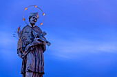 Hl. Johannes von Nepomuk bei Nacht, Heiligenfigur auf der Karlsbrücke, Prag, Tschechien