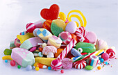 Verschiedene Süßigkeiten auf einem Haufen