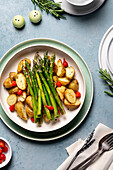 Green asparagus with fried potatoes (vegan)