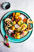 Kartoffelsalat mit Pilzen, Tomaten und Radieschen