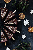 Weihnachtlich verzierte Cheesecake-Sticks