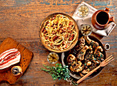 Lammfleisch in der Pfanne und Pasta al Amatriciana