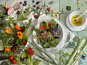 Teller mit frischem Salat, umgeben von Zutaten