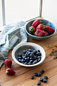 Frische Erdbeeren und Blaubeeren in Schälchen