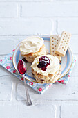 Tea-Time - Scones mit Clotted Cream und Marmelade und Shortbreads (England)